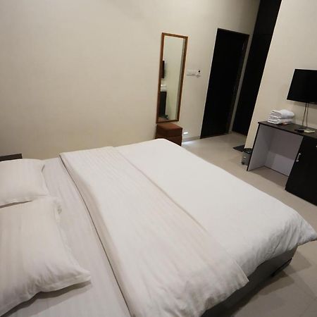 Hotel Ravi Residency Nadiād Esterno foto