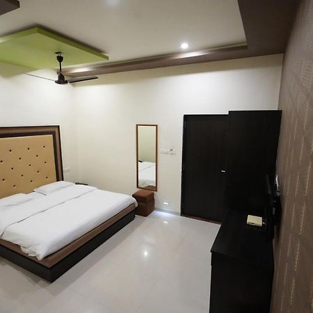 Hotel Ravi Residency Nadiād Esterno foto