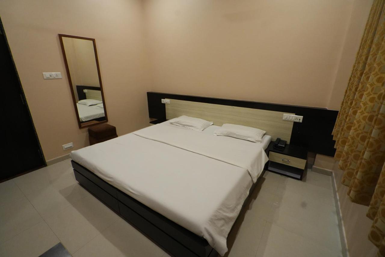 Hotel Ravi Residency Nadiād Esterno foto