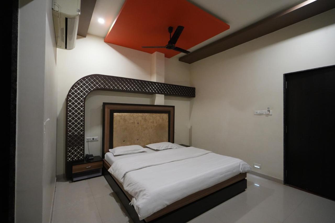 Hotel Ravi Residency Nadiād Esterno foto