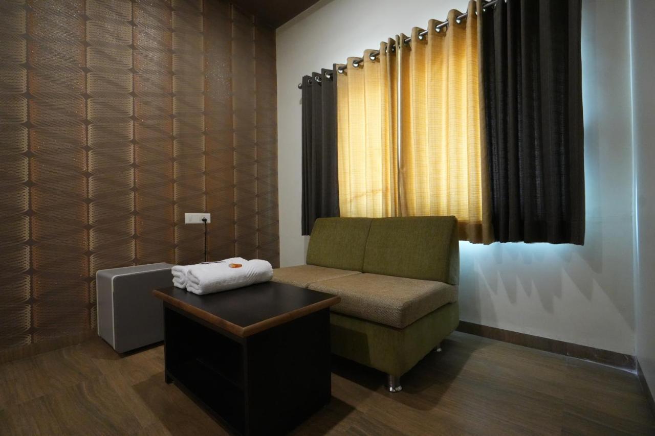 Hotel Ravi Residency Nadiād Esterno foto