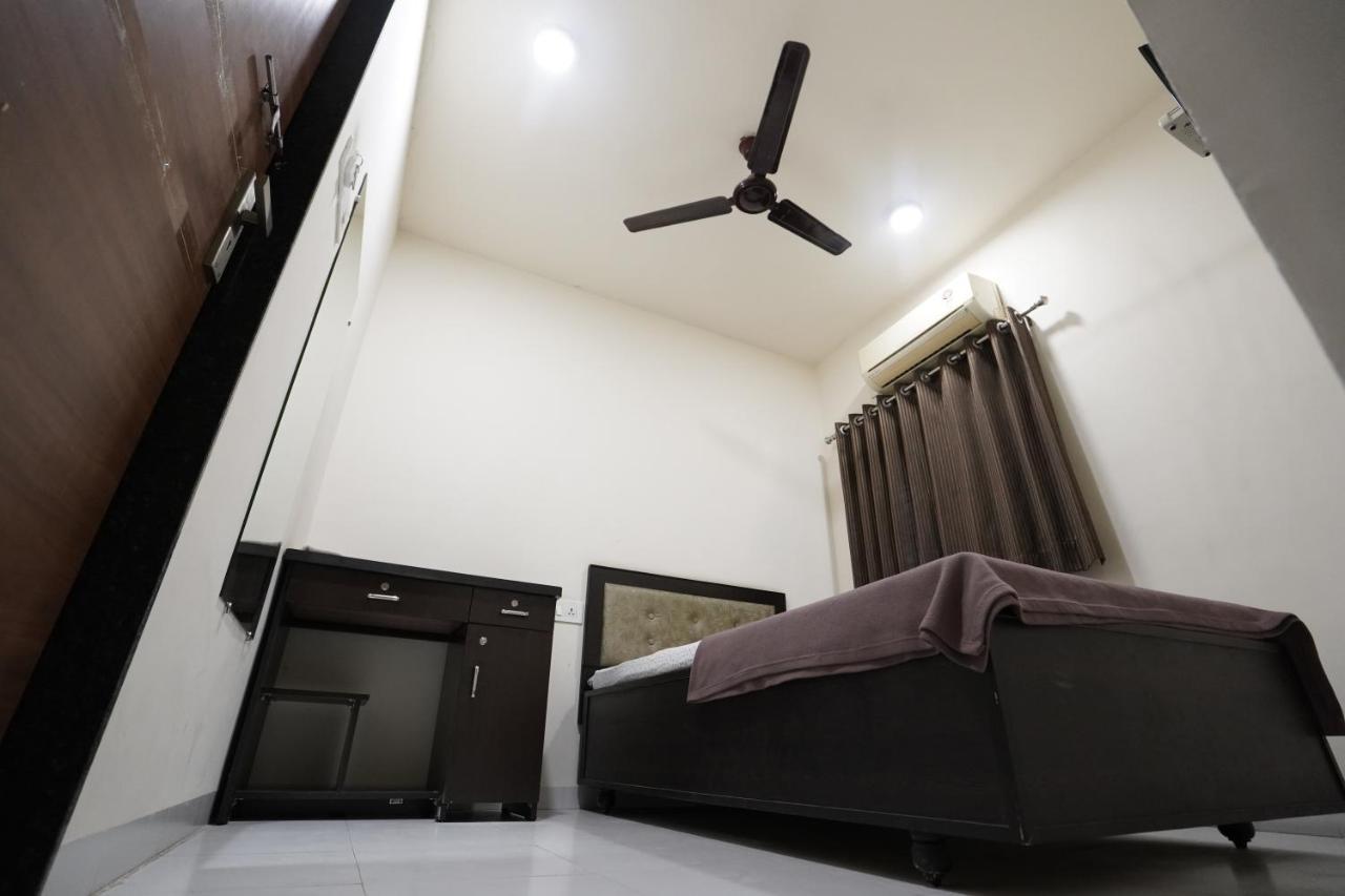 Hotel Ravi Residency Nadiād Esterno foto