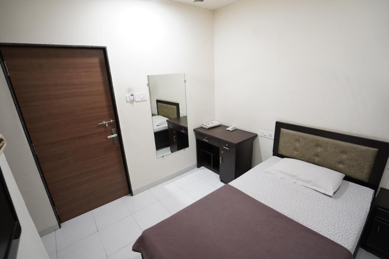 Hotel Ravi Residency Nadiād Esterno foto