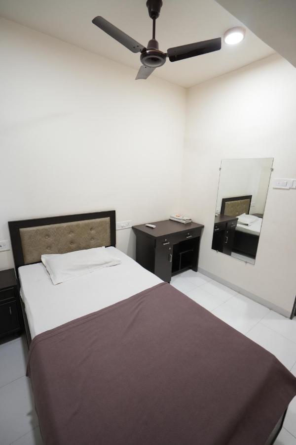 Hotel Ravi Residency Nadiād Esterno foto